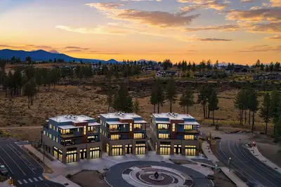 Image de Sleeps 100! 20 Modern Units, 50 BDRs, Near Dt Bend