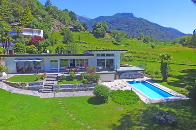 Image de Renovated, spacious house nestled in a large garden with swimming pool