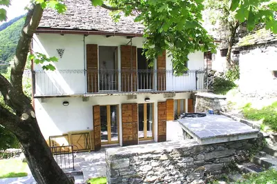 Image de Lovingly renovated Ticino house with sunbathing lawn on a sunny hillside location