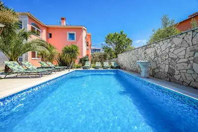 Cozy Villa for 10 with Pool, Bbq, Billiards