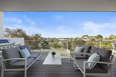 Image de Seaside Sorrento - 1 Night Free! * - Luxury home with stunning views across the sand dunes and treetops.