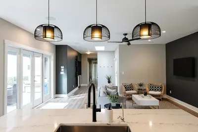 Image de Stay at a private four bedroom lodge on Black Hills Estate Winery in Oliver. Enjoy vineyard & mountain views, heated pool, chef kitchen, sun deck, outdoor lounge, fast WiFi & easy access to nearby wineries, dining & golf in Bc wine country.