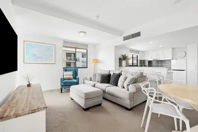 Image de Ocean views, modern comfort, and resort amenities, just steps from Burleigh Beach.