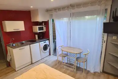 Image de Studio Charmant avec Terrasse Privée au Calme - Évasion Urbaine Assurée!
