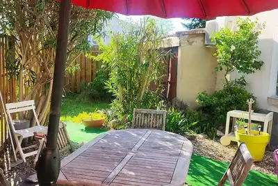 Image de une petite maison dans la zone verte idéal pour un couple ou petite famille