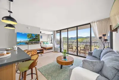 Image de 30Fl Renovated w/ Parking | Short Walk to Beach