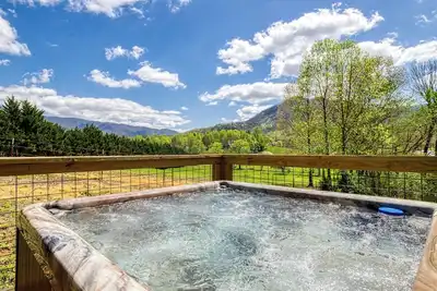 Image de Three bedroom cabin rental walking distance to stock fishing pond/swimming pool