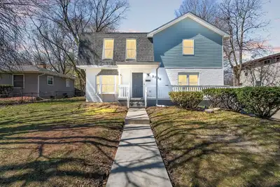 Spacious 6-bedroom house in awesome Lansing with Ac, WiFi