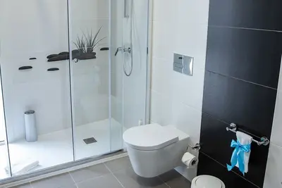 Image de Beautiful 2-bedroom apartment 100 meters from the beach!