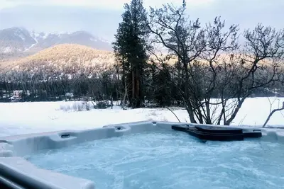 Image de New! Cheerful Heritage Suite | Hot Tub | King Bed | Pet Friendly | Paddle Boards