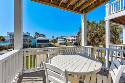 Image de Slw506: By The Tiki - Modern and Cozy Coastal Retreat!