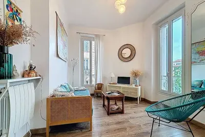 Image de Casa Blue sur une jolie place by La Conciergerie 13
