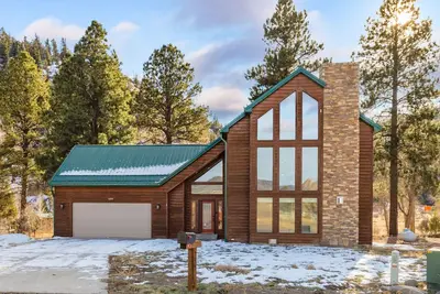 Image de New Listing! Mountain Views | Secluded Back Deck | Close to town