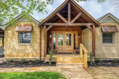Image de Charming 3-bed 3-bath, country cottage, fully renovated, on the edge of town.