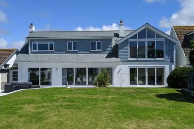 5 bed, 3 bath detached holiday home close to Constantine Bay beach with parking