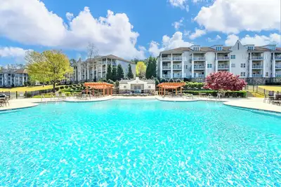 Image de Crowne Pointe Unit 40-205 at Lake Martin! Sleeps 4 with a boat slip!