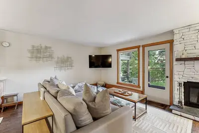 Image de Conveniently located condo with full kitchen, fast wifi & next to golf course