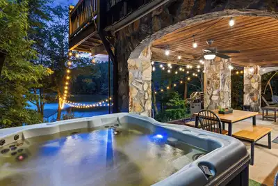 Image de Cabin on the Lake! Hot Tub, Fire-pit, Kayaks & Stunning Lake Views! Pet-Friendly