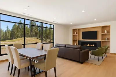 Image de Mountain View Condo • Short walk to Wf lake • Near downtown • Pool/Hot tub!