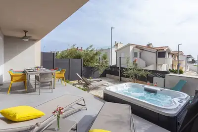 Image de Appartement de rêve à 100 mètres de la plage avec jacuzzi, vue sur la mer, Bbq