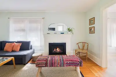 Image de Charming 1930 Bungalow near Park & Beaches - Fully Registered & Licensed