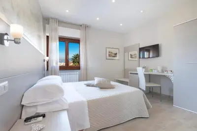 Image de Modern rooms with private bathrooms, in the Center of Sorrento,