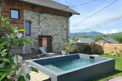 Maison de charme et de loisirs entre lac et monts