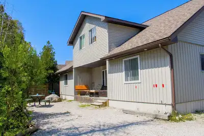 Image de 5 Bedroom, Quiet, family retreat on beautiful Bruce Peninsula. game/rec room!