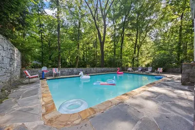 Image de Spacious Buckhead Family Escape + Big Backyard