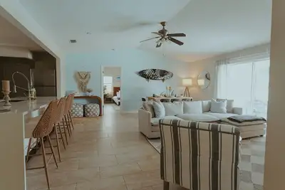 Image de Beautiful Waterfront Family Getaway with a Pool