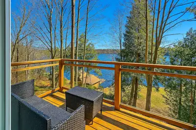 Image de Chic Lakefront Escape \nDesigner Touches + Kayaks + Fire Pit + Private Dock