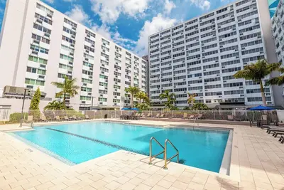 Image de Coastal Chic Apartment in St. Pete with Pool