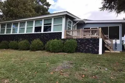 Image de Breezy Hill Retreat welcomes you to stay and enjoy the view of Lake Eufaula