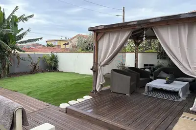 Image de Agréable maison de ville avec joli jardin ensoleillé à 10 minutes des plages.