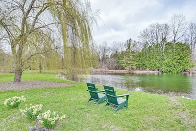 Image de 8 Mi to Lake Michigan: Creative Retreat w/ Deck!
