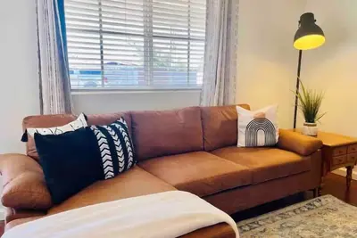 Image de Charming 3 Bedroom Mid-Century Modern Home with Gym & Game Room