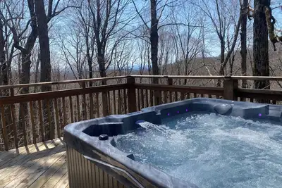 Image de Peaceful Retreat, hot tub, fireplace, fire pit, close to Hatley Pointe!