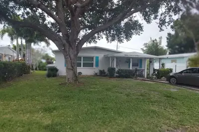 Image de 3/2 w dock & updated master bath. \n3 min to beach. Great Location