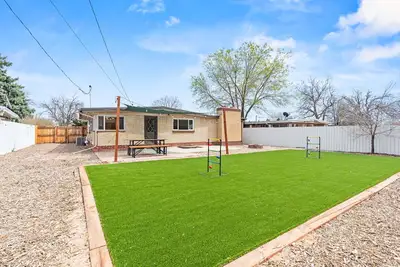 Image de 5Bed/2Bath, 2 Kitchens, 2 Living Rooms, Home Office, Pet-Friendly, Ac