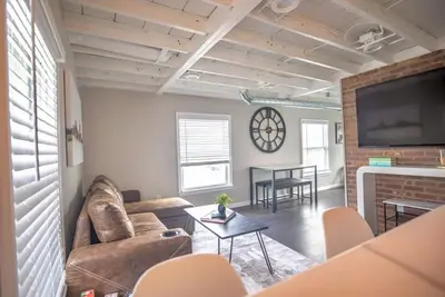 Image de Charming 2-bedroom apartment in Royal Oak with Ac, WiFi
