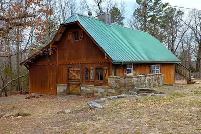 Image de Once a Blacksmith shop, now a 3-bedroom cabin beauty in the heart of the Ozarks
