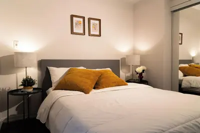 Image de 1-bedroom apartment in heart of downtown Toronto.