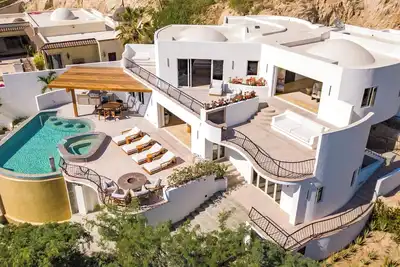 Villa Bashert-Professional Chef, Mixologist & Staff, Concierge, Ocean & Gardens!