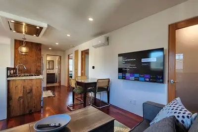 Image de Artsy 2-bedroom Loft with high speed WiFi, Ac in welcoming Culver City