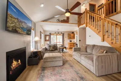 Image de Petite Retreat by Tahoe Getaways - Monthly Lease - Pet Friendly in Tahoe Donner w Hot Tub