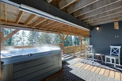 Image de Serene Cabin Home Retreat- Epic Views, Hot Tub, Cinema, Fire Pit, Soccer Field