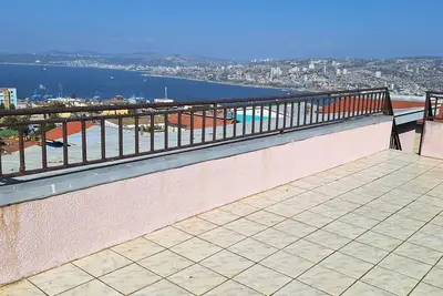Image de Spacious house in Valparaíso con espectacular vista a toda la bahia