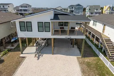 Image de Hobbs Realty - Waterfront living at The Minnow, a charming 2 bedroom with a day dock!