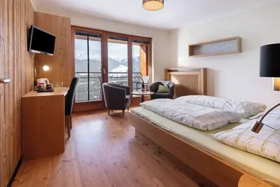 Image de Chambre 'Ortlersuite Zi 4' avec vue sur montagne, jardin partagé et balcon