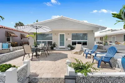 Image de Surfside Beach House + Steps to sand & free parking!